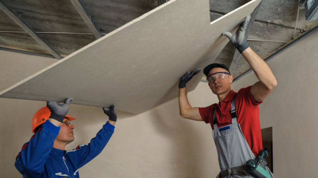 álmennyezet ragasztása szakszerűen