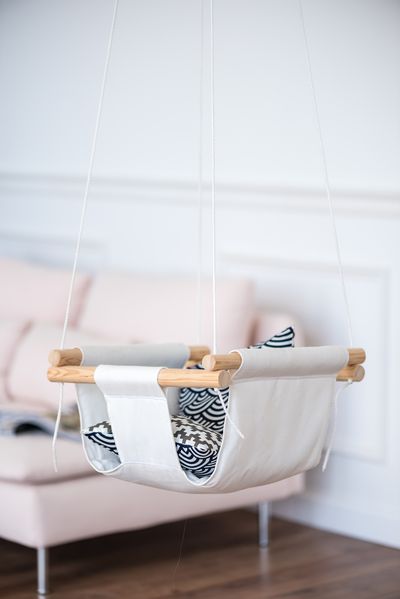 A hinta rögzítése plafonba megfelelő szerszámokat igényel