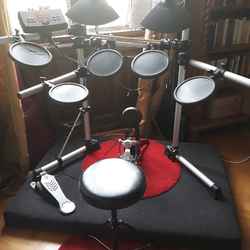 bútor összeszerelés: hangelnyelő emelvény