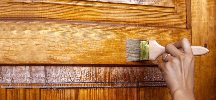 Fa ajtó festése a Szaki Neked csapata által: kedvező ajtó festés árak várnak