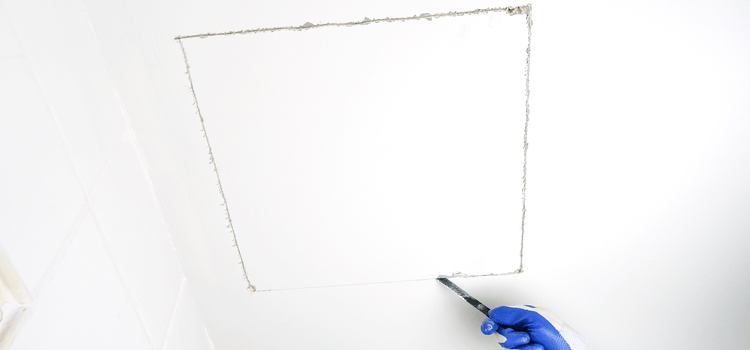 Nagyobb gipszkarton lyuk javítás első lépése