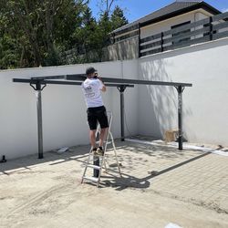 munkatársunk kerti építmény összeszerelése közben