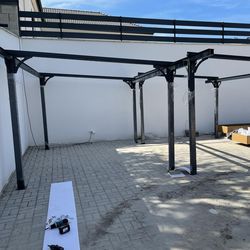 kerti építmény összeszerelés közben