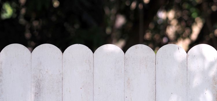 fa kerítés festés