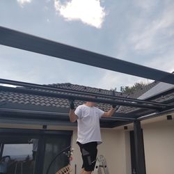 kollégánk kerti építmény összeszerelése közben