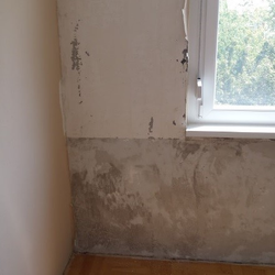 panellakás felújítás: falak a festési munkálatok előtt